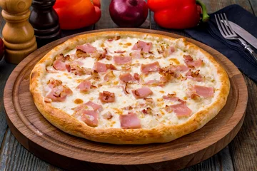 Papier Peint photo Pizzeria Carbonara pizza with bacon