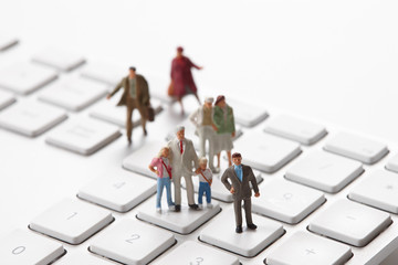 パソコンとミニチュア人形