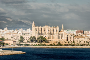 Fototapeta na wymiar Panoramic view of La Seu, the gothic medieval cathedral of Palma de Mallorca, Spain