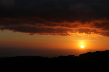 Obraz premium Coucher de soleil au-dessus de la jungle de Monteverde au Costa Rica.