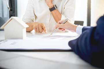 Obraz premium Real estate broker residential agent being analysis and making the decision a home estate loan to customer and waiting for reply to finish house and car rent listing contract