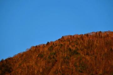 夕日に染まる山