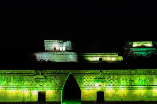 Edificio de Uxmal México iluminado con luces de color verde.