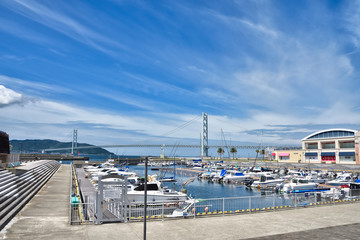 マリンピア神戸と明石海峡大橋