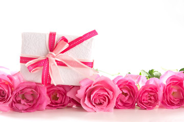 Gift box with pink roses

