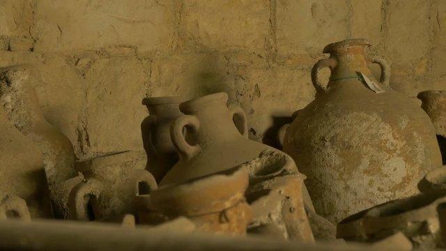 Amphoras and other ceramic objects 