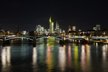 Fototapeta na wymiar Dei Skyline von Frankfurt am Abend vom Main aus gesehen