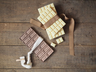 tabletas de chocolate blanco y negro