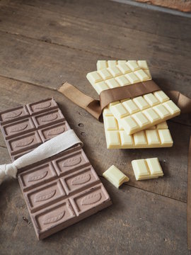 tabletas de chocolate blanco y negro