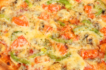 Pizza mit Paprika und Tomaten