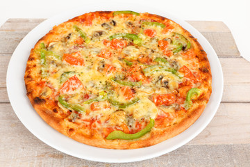 Pizza mit Paprika und Tomaten