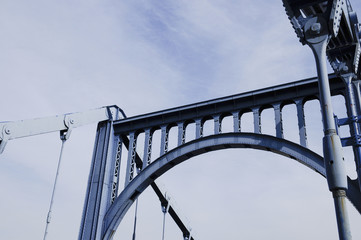 レトロな青い鉄橋
