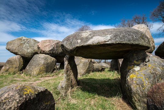 Hunebed D15 tussen Taarloo en Loon