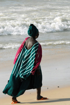 femme africaine, en boubou color&eacute; longe la mer, vers Saint Louis, s&eacute;n&eacute;gal, Afrique