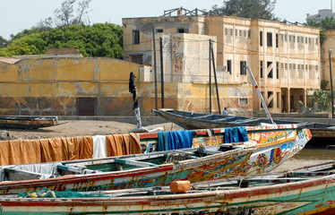 Fototapeta na wymiar Saint louis du Sénégal, barques de pêcheurs amarrées sur les quais