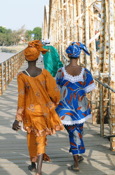 femmes de dos en boubous sur le Pont Faidherbe, Saint Louis, s&eacute;n&eacute;gal