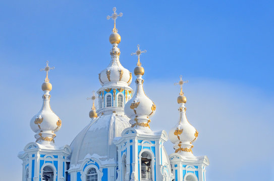 Санкт-Петербург. Смольный собор в морозный февральский день н фоне голубого неба. Идет небольшой снег