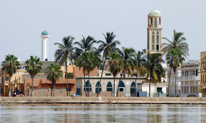 Saint louis du Sénégal, bâtiment au bord du fleuve sénégal, Afrique - obrazy, fototapety, plakaty