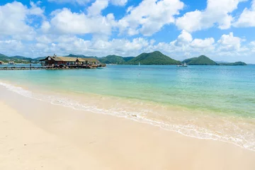Crédence de cuisine en verre imprimé Plage tropicale Pigeon Island Beach - côte tropicale sur l& 39 île caribéenne de Sainte-Lucie. C& 39 est une destination paradisiaque avec une plage de sable blanc et une mer turquoise.