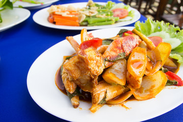 Stir fries crab with chilli