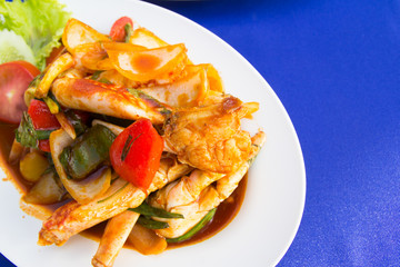 Stir fries crab with chilli