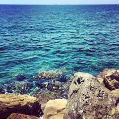 Mare scogli limpido 