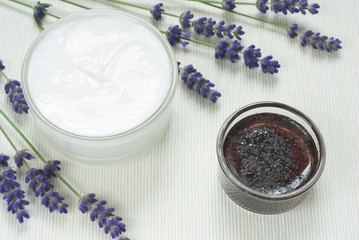 Obraz na płótnie Canvas Cream, lavender flowers