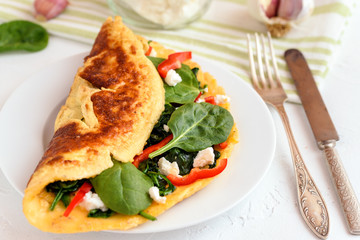 Omelet with spinach, ricotta cheese and red pepper.