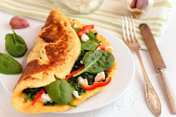 Omelet with spinach, ricotta cheese and red pepper.