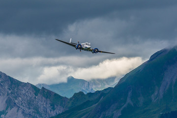 Fototapeta na wymiar Flugzeug über den Schweizer Bergen