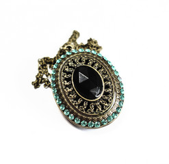 Modeschmuck-Halskette mit Amulett