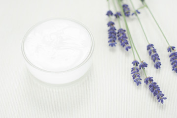 Obraz na płótnie Canvas Cream, lavender flowers