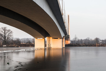 Widok mostu z poziomu wody w mroźny dzień