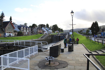 kaledonischer, caledonischer Kanal mit Schiffen und Schleußen in den schottischen Highlands bei...