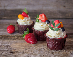 cupcakes with curd cream and strawberries