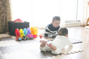 おもちゃで遊んでいる赤ちゃん