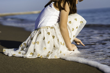 Kumsalda küçük kız çocuğu © Banu Sevim