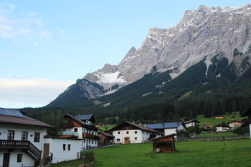 Fototapeta na wymiar The view to Zugspitze from Ehrwald, Austria 