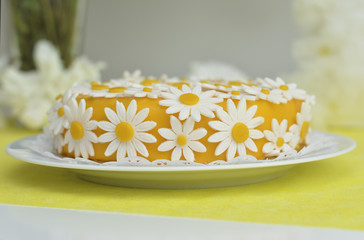 Yellow cake with daisy flowers
