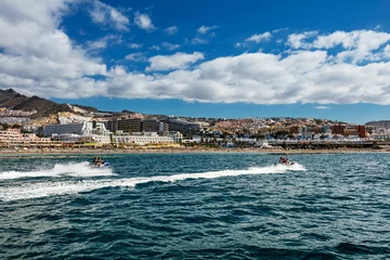 Foto op Canvas Motorboot varen voor de westkust van Tenerife, een van de vele vrijetijdsactiviteiten die worden aangeboden aan toeristen op de Canarische Eilanden. De diepblauwe wateren in contrast met een levendig landschap zorgen voor een ontspannende omgeving. © Bartkowski
