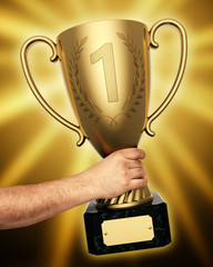 Mann hält goldenen Pokal mit Platz 1 als Gewinner des Wettkampfes