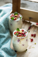 Petit Pots de Riz Au Lait d'Amandes, Grenade et Pistache. Dessert Végétarien.