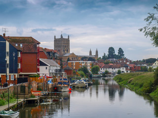 River view of the river avon with mooring boats in Tewkesbury in Gloucestershire, Great Britain. - obrazy, fototapety, plakaty