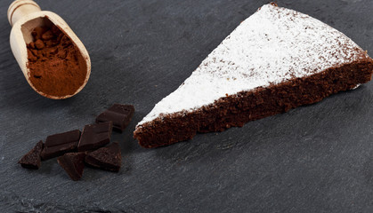 Fetta di torta al cioccolato su piatto si ardesia