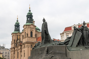 Fototapeta na wymiar Jan Hus monument and at the background St. Nikolaus Kirche