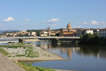 Fototapeta premium Florence cityscape at day time in summer season, with Amerigo Vespucci bridge in the foreground