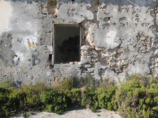 Ruine. Alte Hauswand aus Sandstein mit Fenster