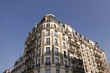 Fototapeta na wymiar Immeuble du quartier de Montmartre à Paris 