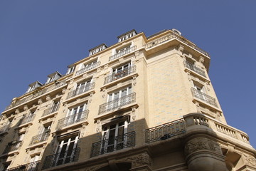 Fototapeta na wymiar Immeuble du quartier de Montmartre à Paris 