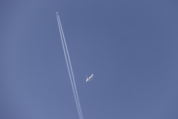 Avions de ligne se croisant dans le ciel